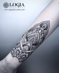 tatuaje-brazo-mandala-Logia-Barcelona-Dasly02 